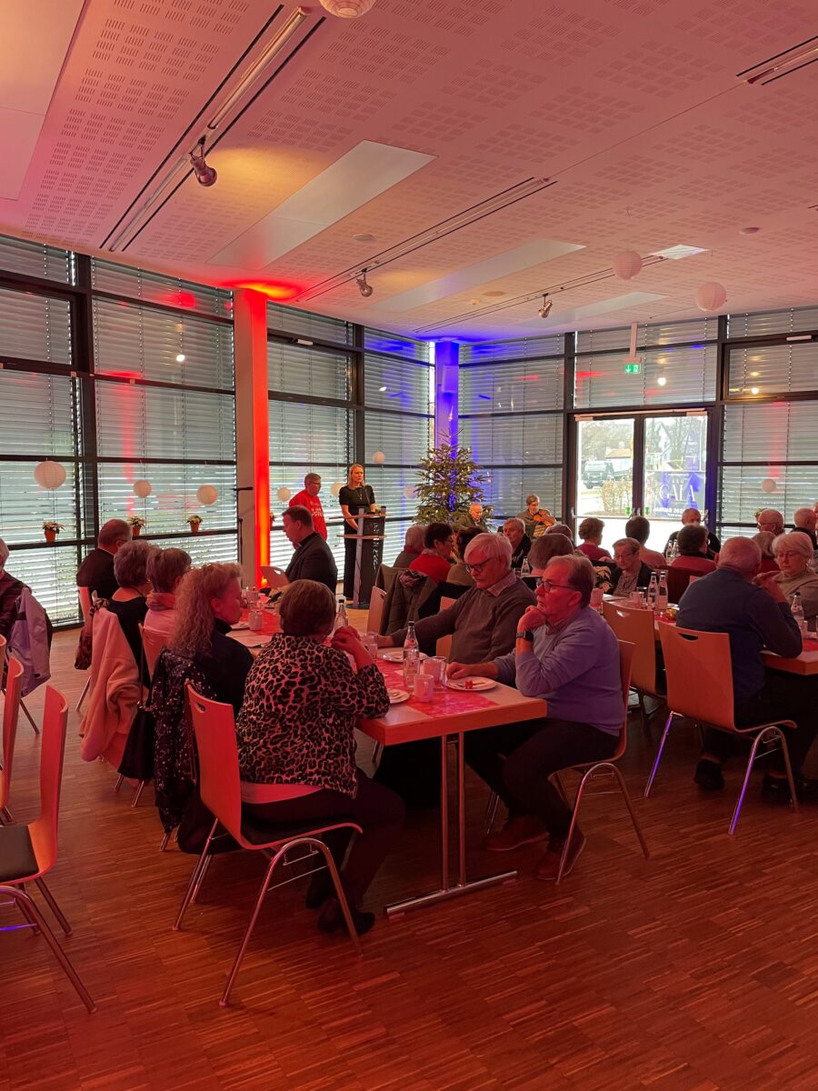 Adventsfeier vereint Seniorinnen und Senioren in Kemnath