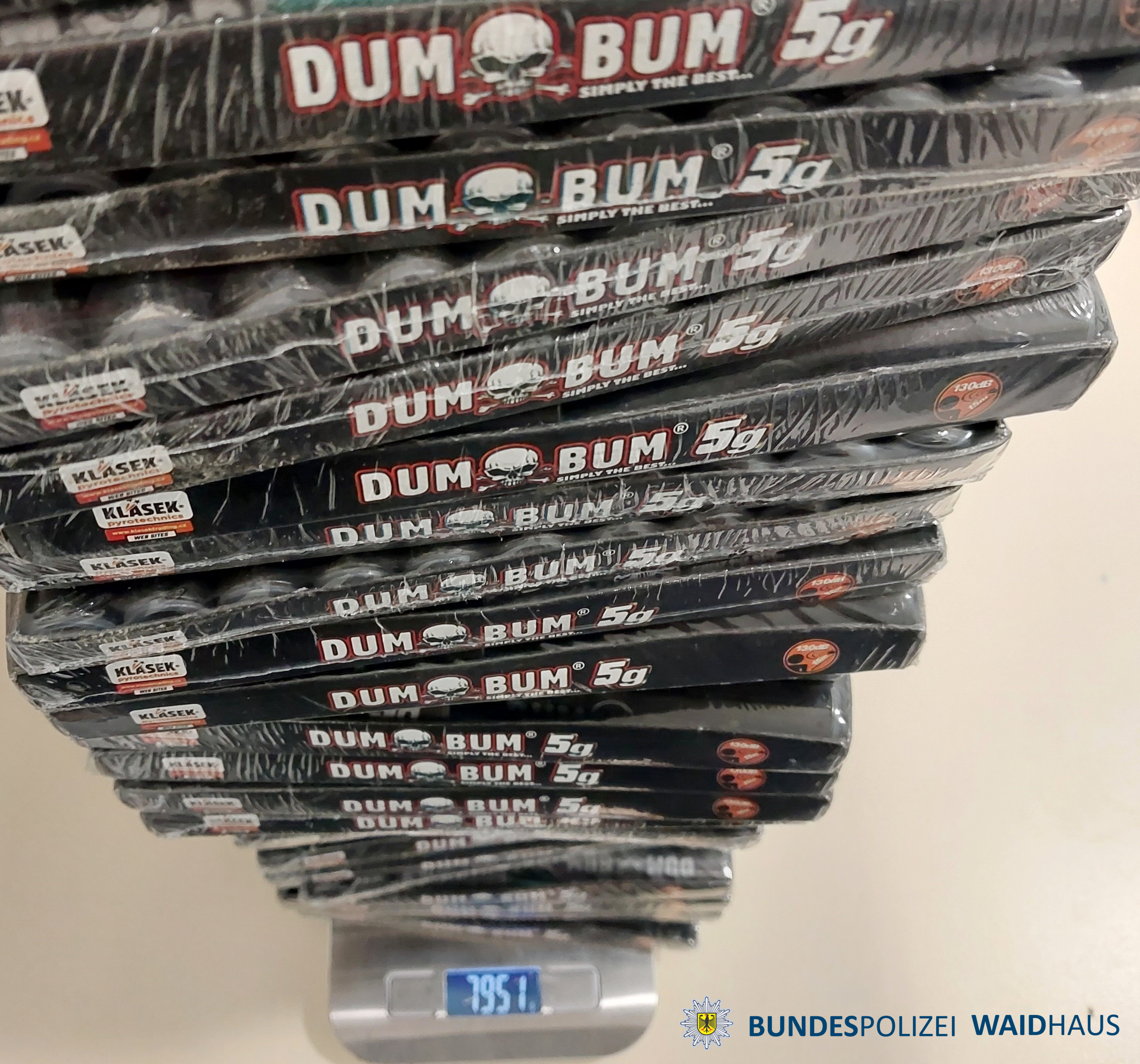 Bundespolizei beschlagnahmt 18 Kilogramm Pyrotechnik in Waidhaus, Waldsassen