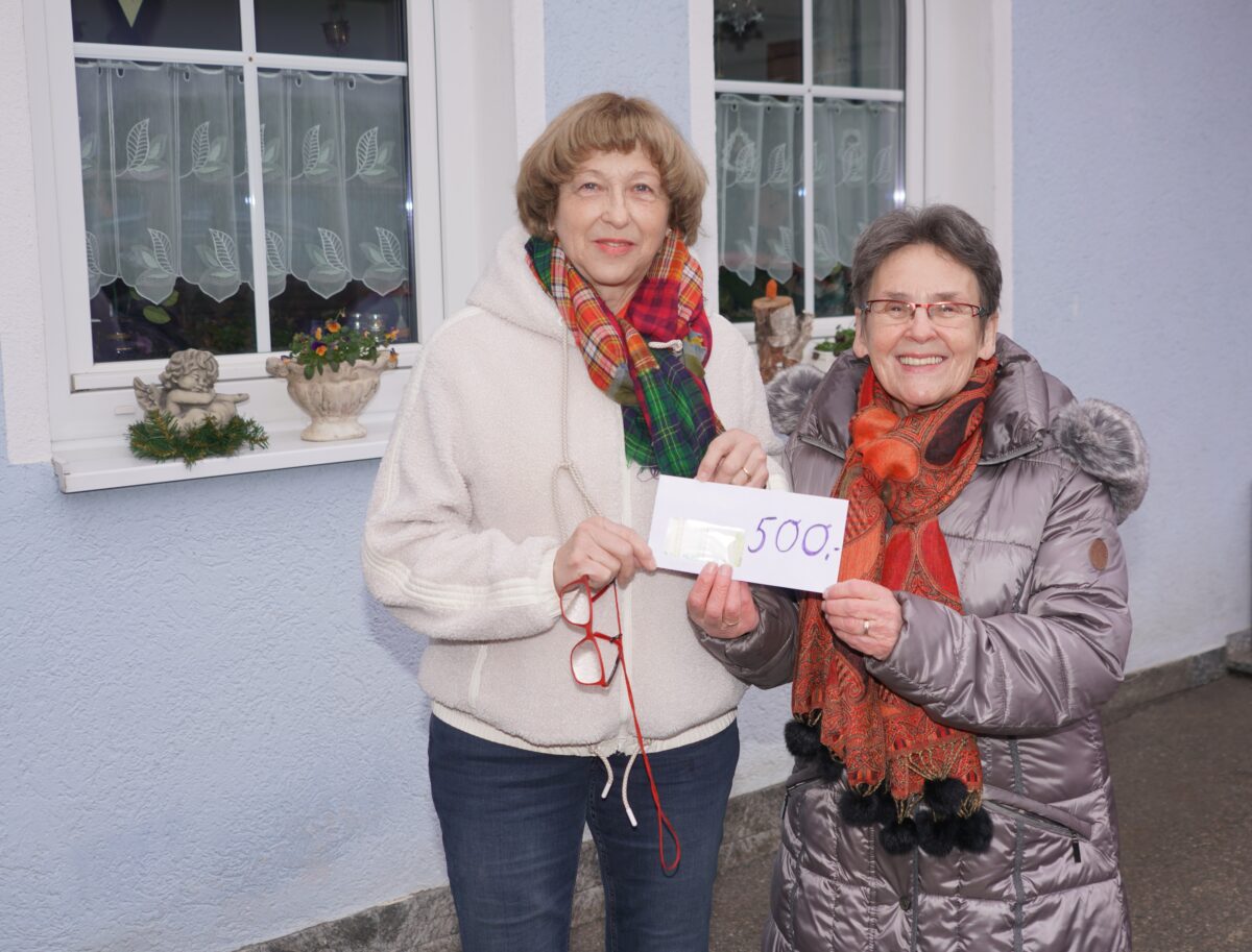 Christa Wildenauer spendet 500 Euro für Tierheim Weiden
