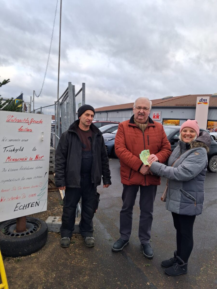 Christbaumaktion in Weiden bringt 1.400 Euro für Kinderkrebshilfe