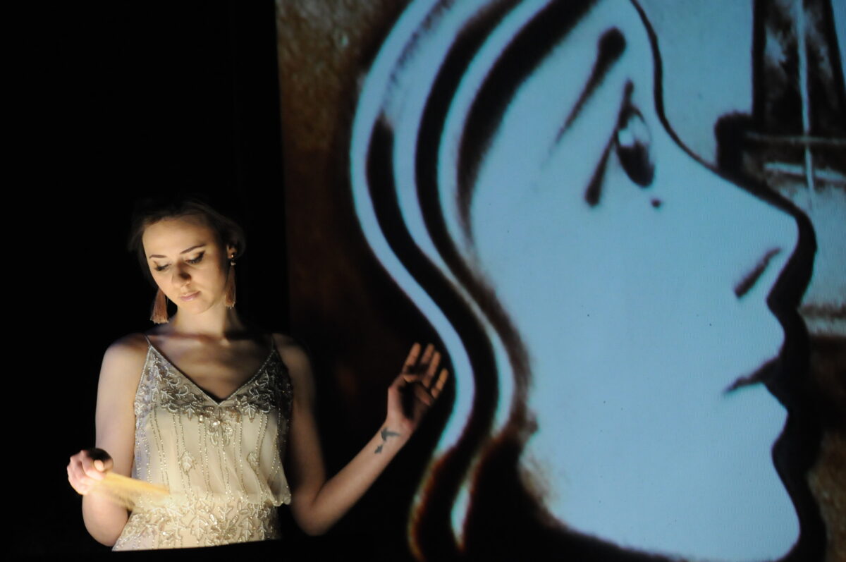 Sandmalerei Live: Irina Titova -QUEEN OF SAND, "In 80 Tagen um die Welt"