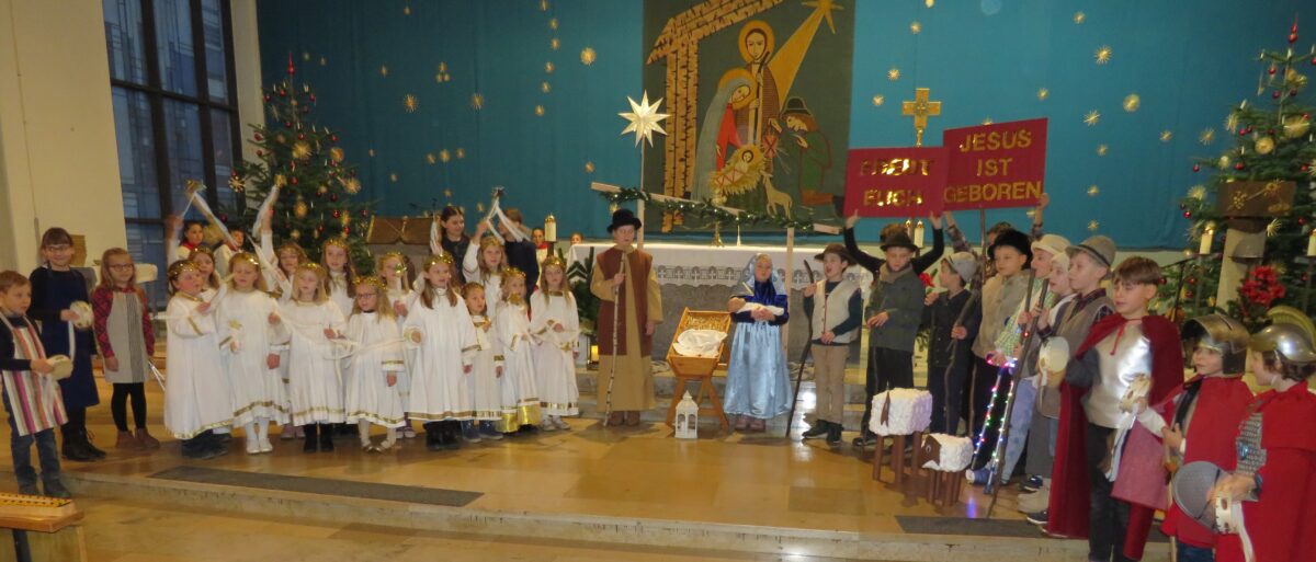 36 Kinder gestalten andachtsvolle Krippenfeier in Altenstadt an der Waldnaab