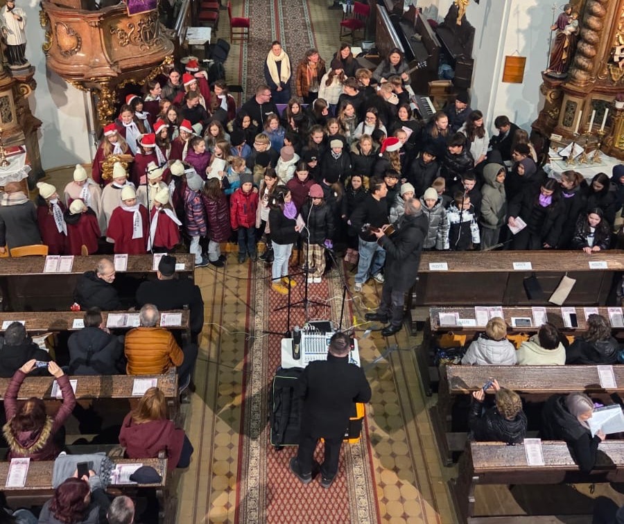 Mit Schülern aus Neustadt und Altenstadt: Weihnachtskonzert in Tschechien