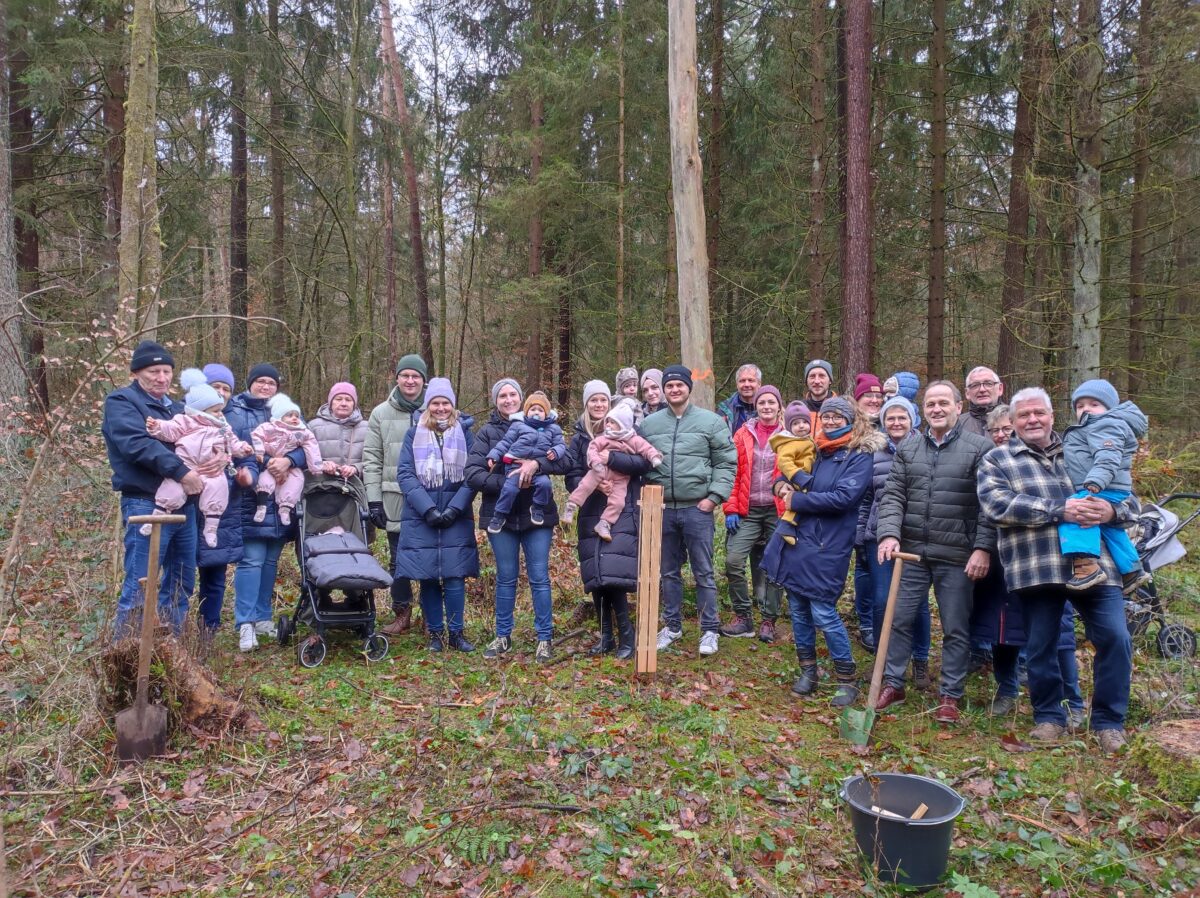 Eltern pflanzen 150 Bäume für Neugeborene in Burglengenfeld