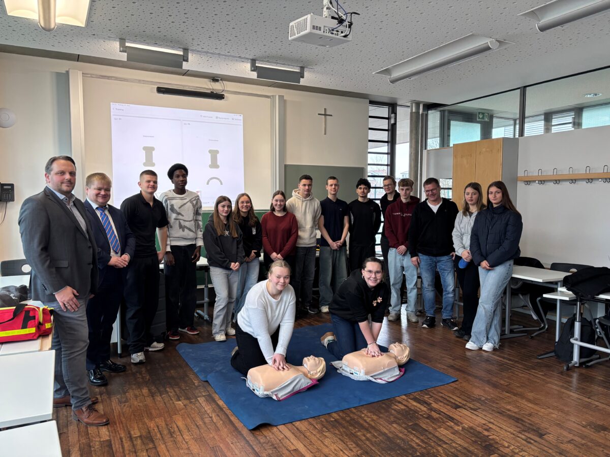 Ersthelfer der Sophie-Scholl-Mittelschule frischen Wissen in Burglengenfeld auf