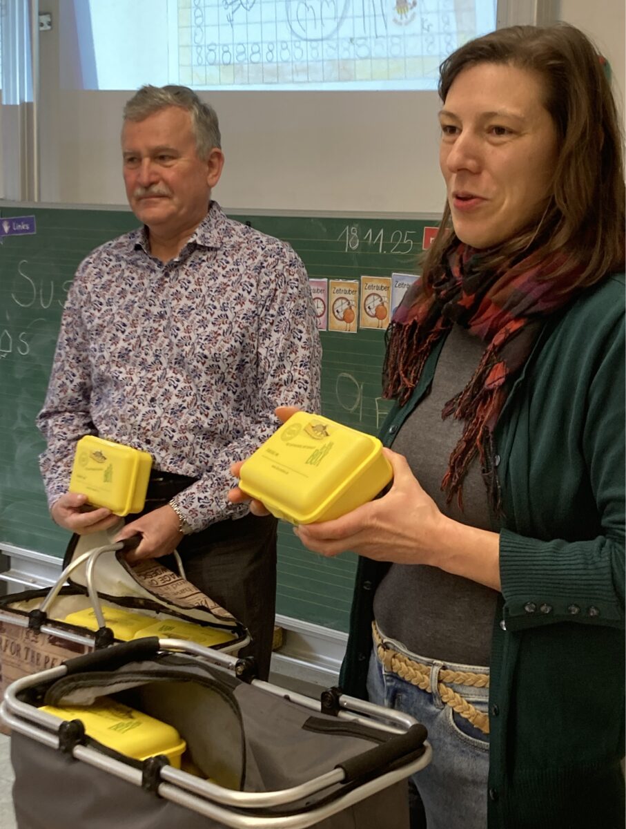 Förderverein verteilt Bio-Brotboxen an Erstklässler in Etzenricht