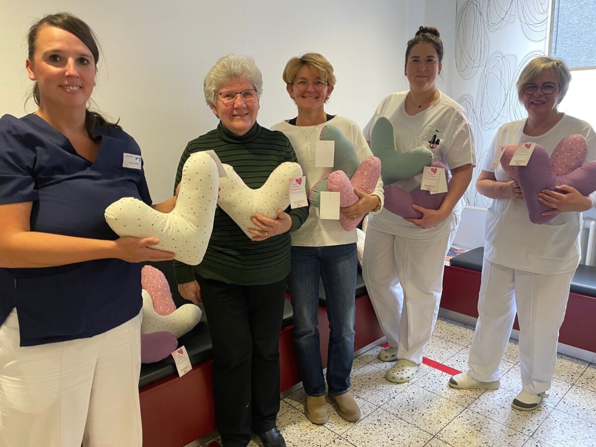 Frauenbund Moosbach spendet Herzkissen für Brustkrebspatientinnen in Weiden