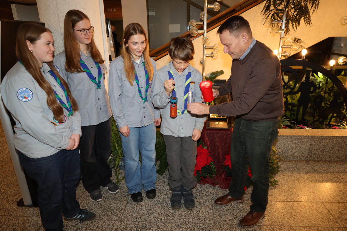 Friedenslicht-Aktion in Weiden unter dem Motto ein Funke Mut