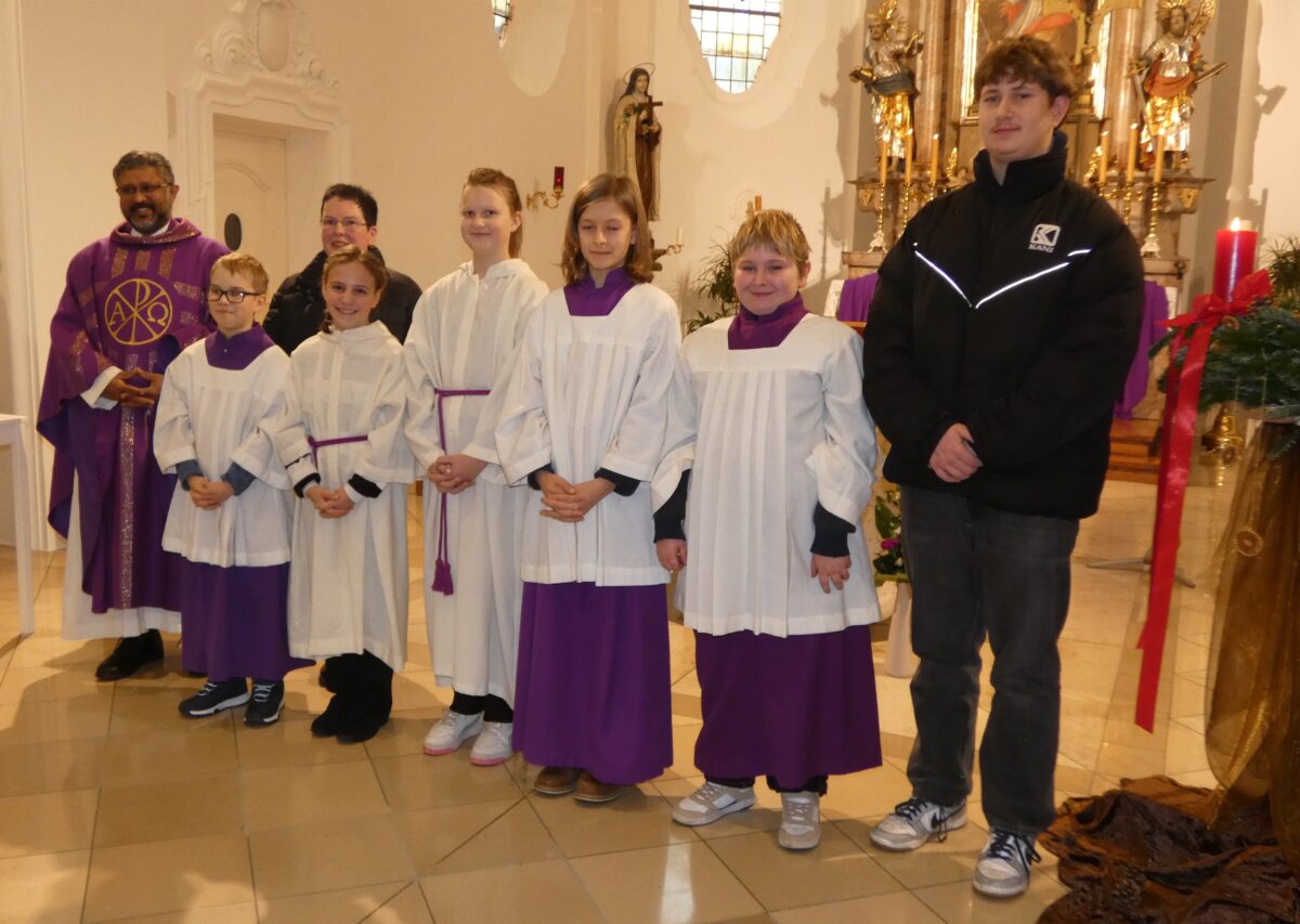 Fünf neue Ministranten in Roggenstein eingeführt