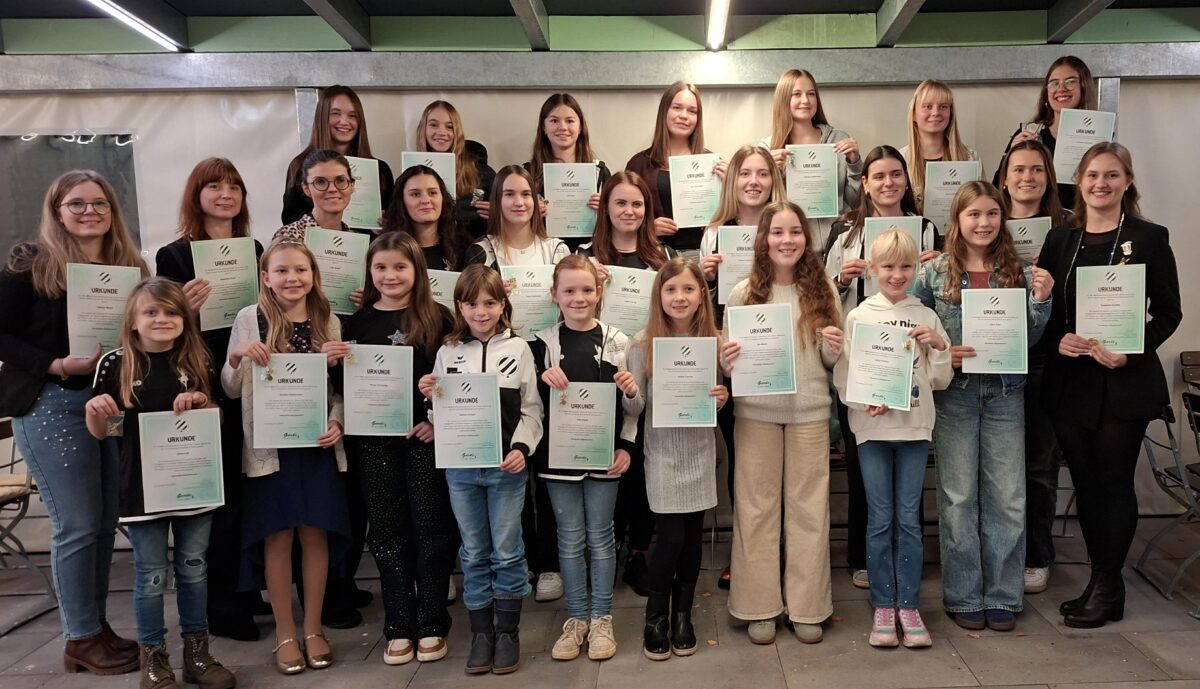 Garde ehrt Jubilare beim Faschingsauftakt in Kohlberg