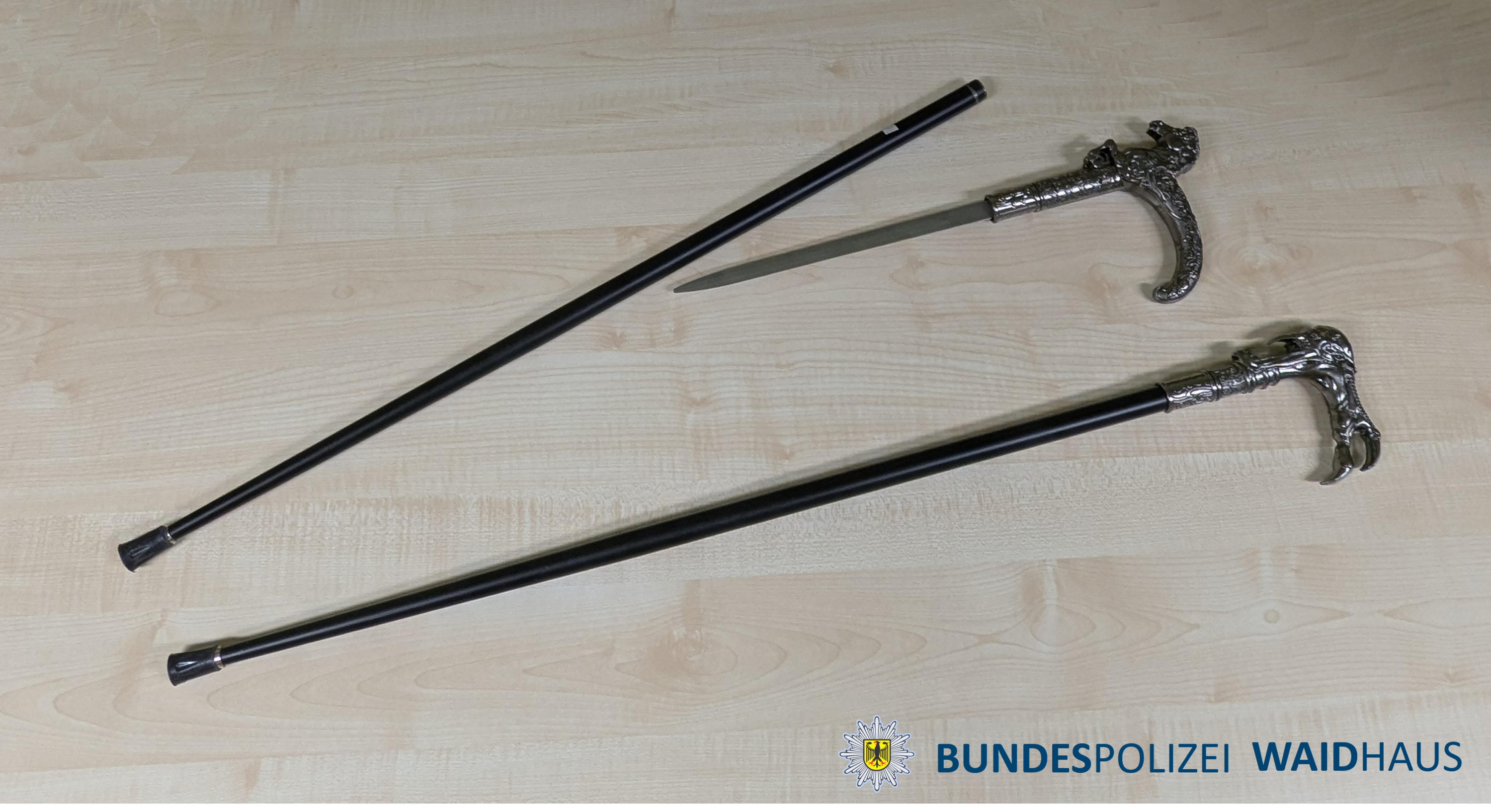 Gehstockdolche und weitere Waffen in Waldsassen und Waidhaus sichergestellt