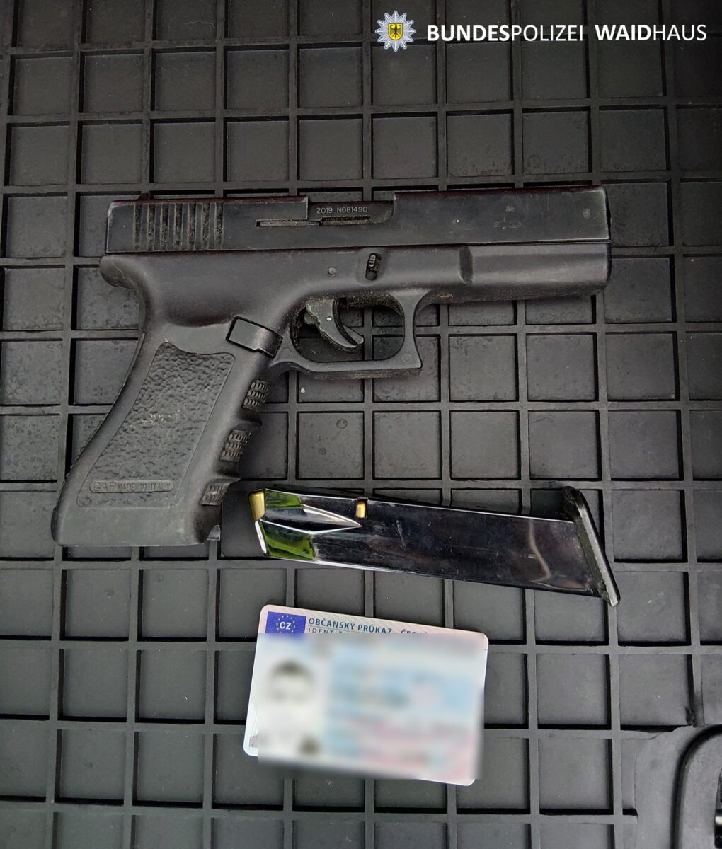 Grenzkontrolle deckt verbotene Schreckschusspistole auf Autobahn A6 bei Waidhaus