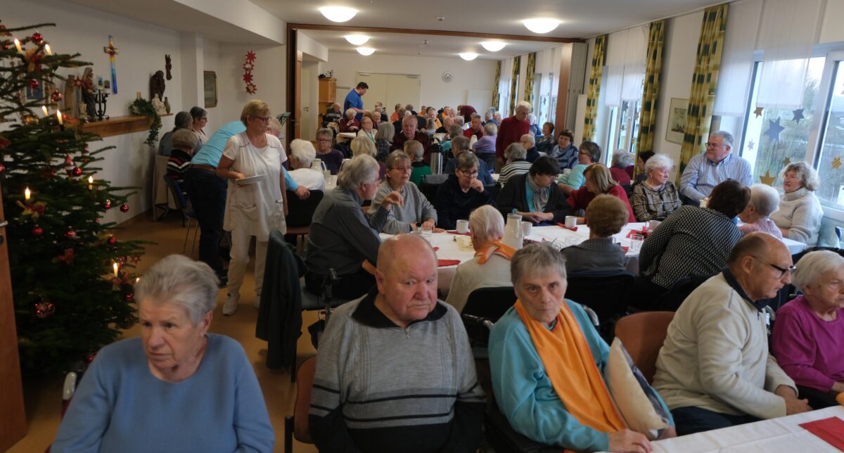 Heimbewohner feiern Advent in Floß und 95. Geburtstag