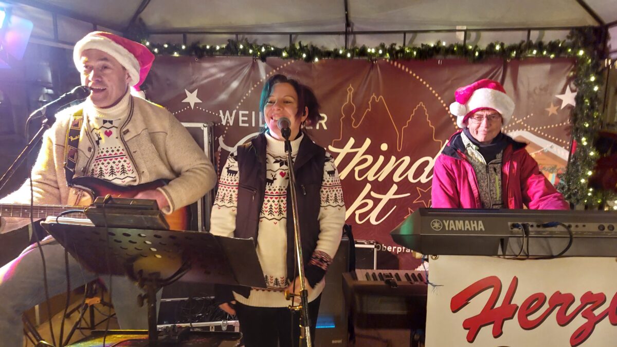 Musikalischer Hüttenzauber zieht Schlussstrich unter Weidener Christkindlmarkt