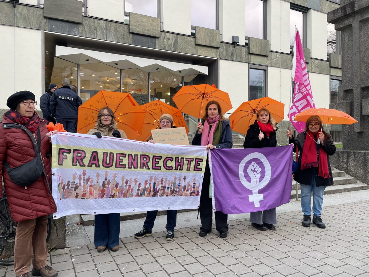 Heimlich Frauen auf Toilette gefilmt: Amtsgericht verurteilt Barbetreiber - Mahnwache