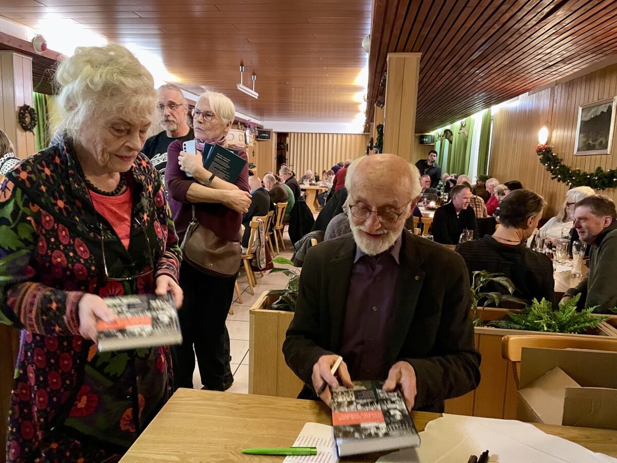 "Was wir euch noch erzählen wollten": Günther Langhammer stellt Buch vor