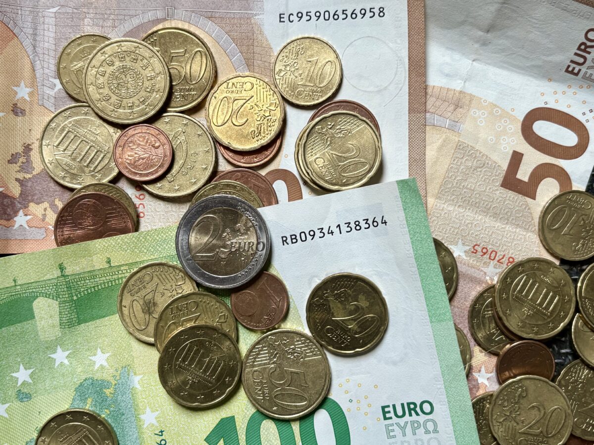 Die Bank zog die Reißleine: Landkreisbürger überweist sechsstellige Summe