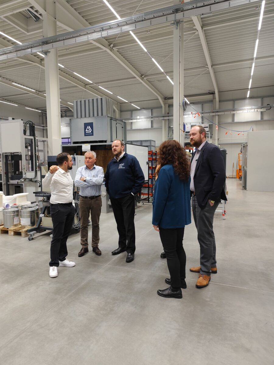 Landrat besucht Entwicklungszentrum von Schleicher Anlagenbau in Pressath