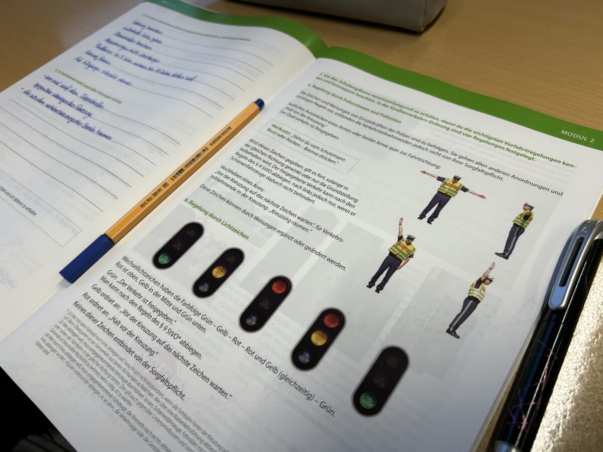 Neue Schulbuslotsen für Erbendorf - 16 Ausweise übergeben