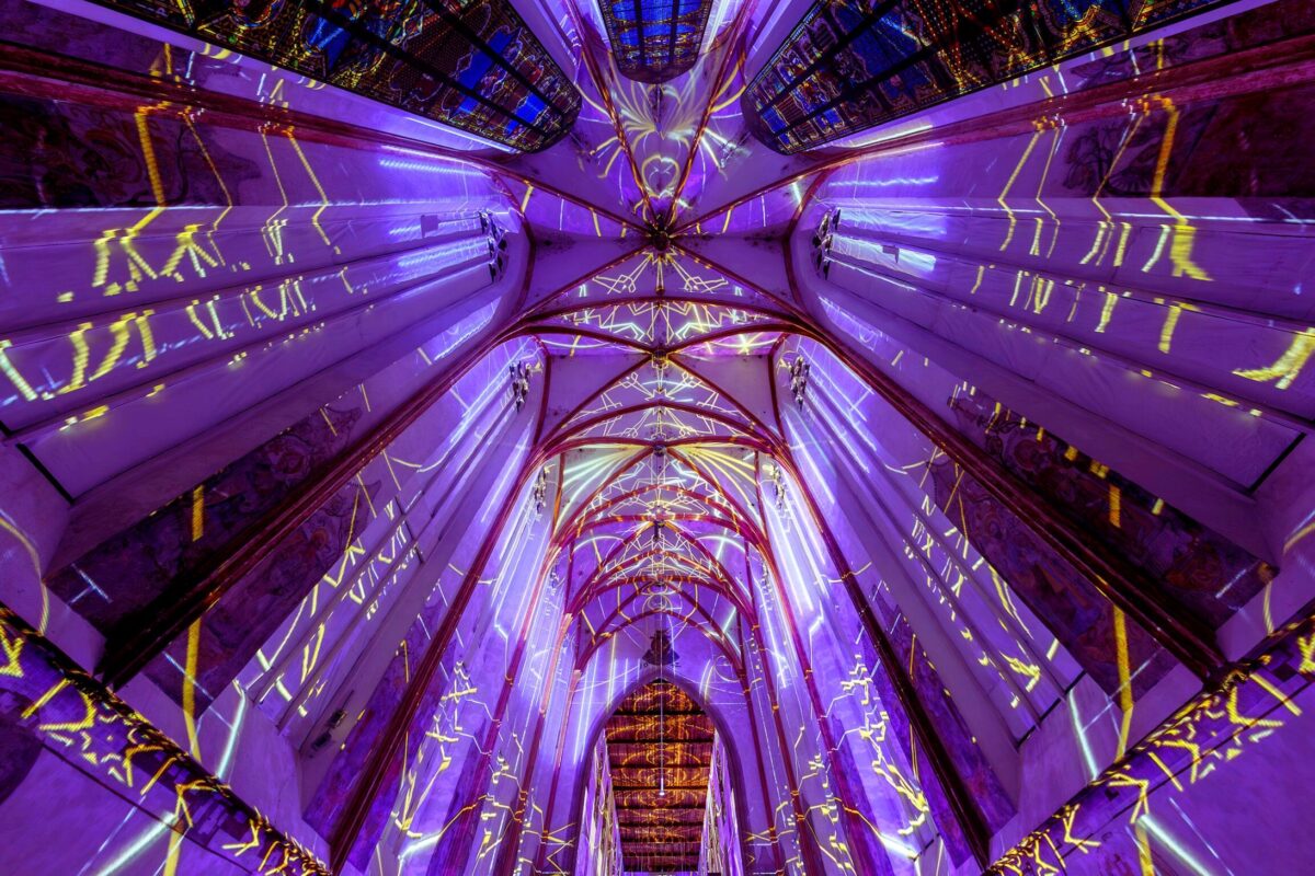 Weltpremiere in Regensburg: Die immersive Licht- und Videoshow INFINITY!