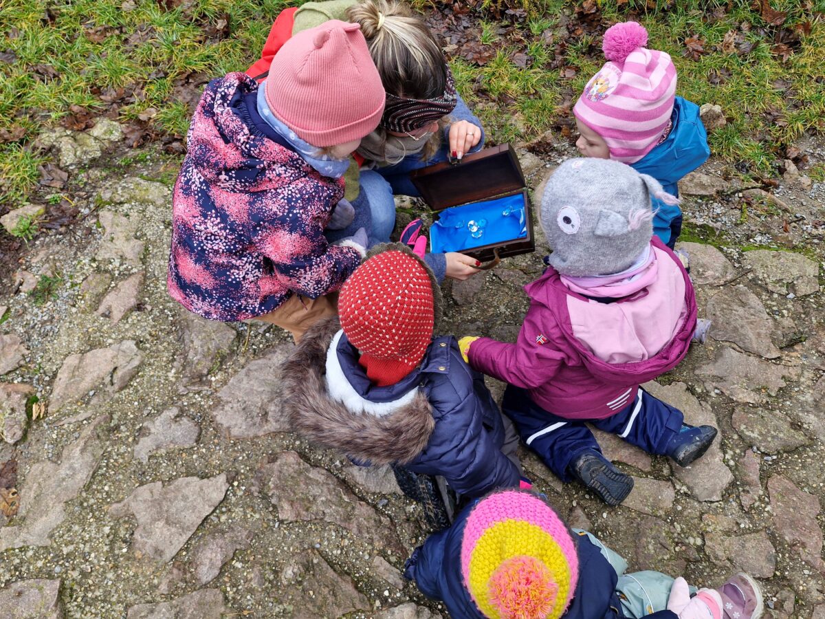 Johanniter-Krippe verabschiedet Kinder mit Schatzsuche in Donaustauf