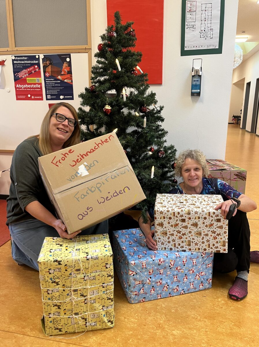 Johanniter-Weihnachtstrucker sammeln in Weiden Päckchen für Bedürftige