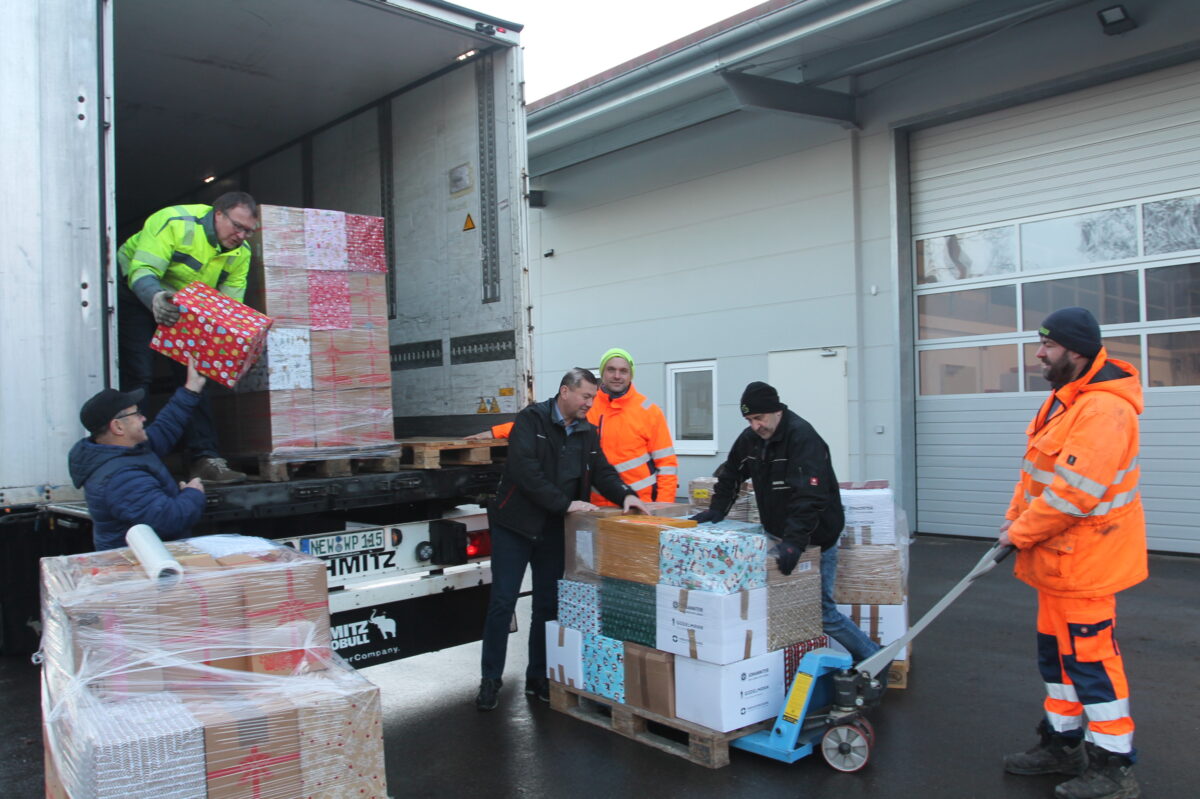 Johanniter-Weihnachtstrucker sammeln 140 Pakete in Pleystein und Georgenberg