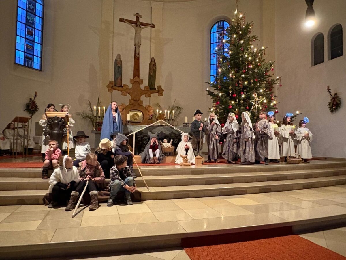 Kinderchristmette begeistert Weiherhammer mit lebendigem Krippenspiel