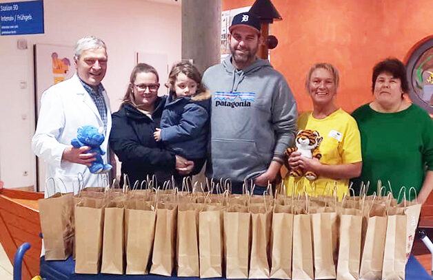 Bauunternehmer spendet 50 Stofftiere an Kinderklinik Weiden