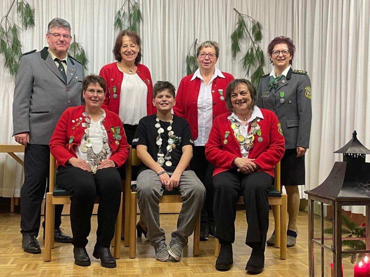 Weihnachtsfeier und Königsproklamation bei "Gut Ziel" in Seugast