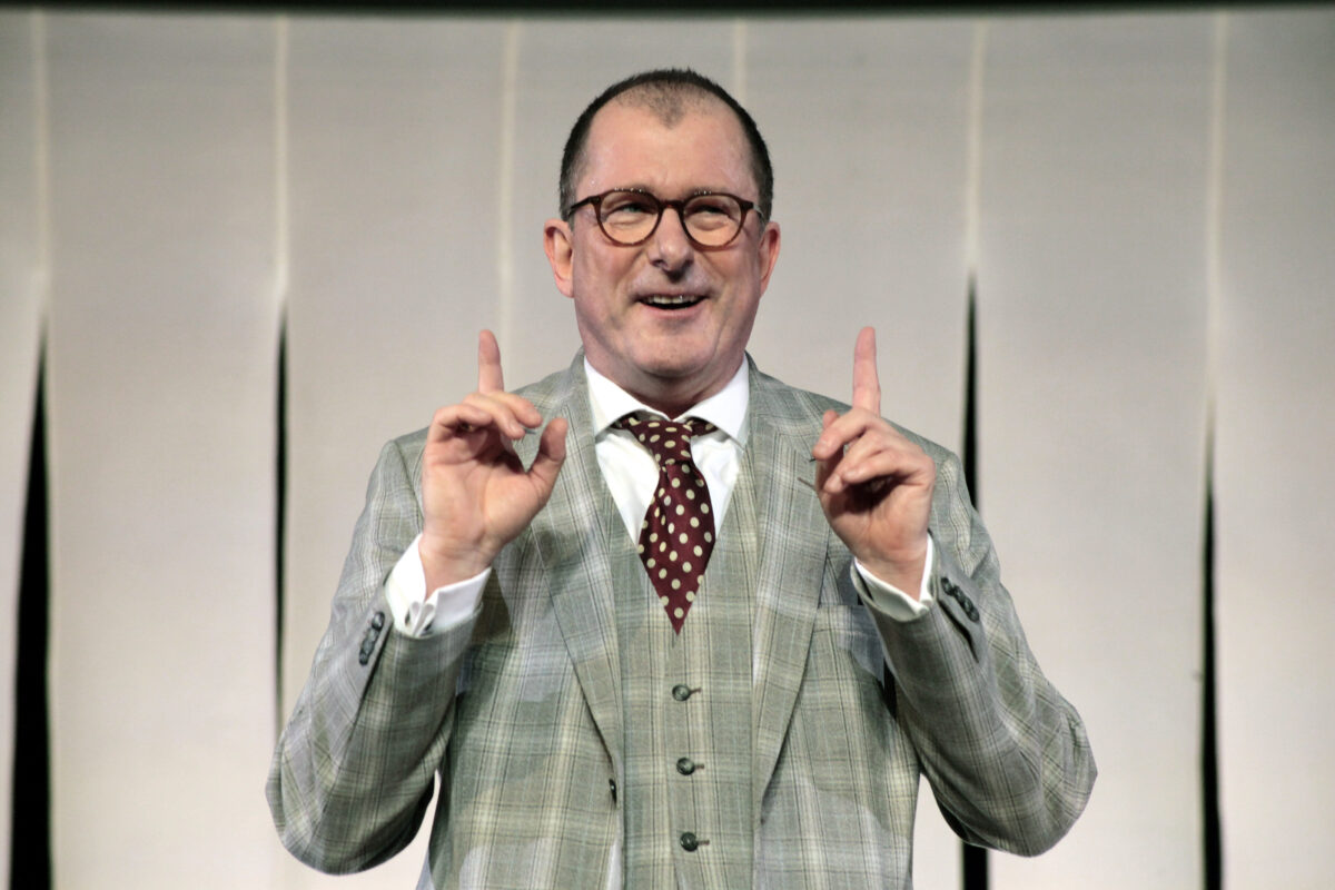 Komödie Achtsam Morden mit Martin Lindow in Amberg