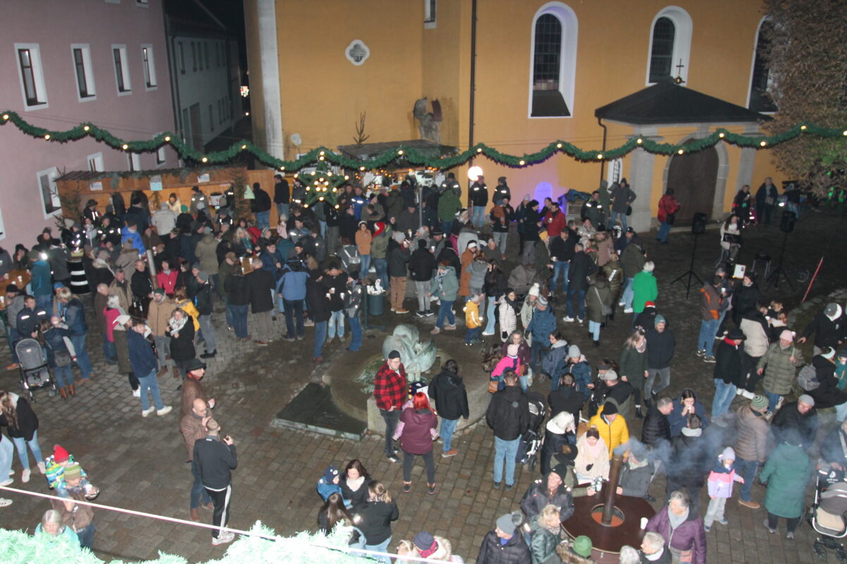 Krampusshow und großer Andrang beim Adventsmarkt in Waidhaus