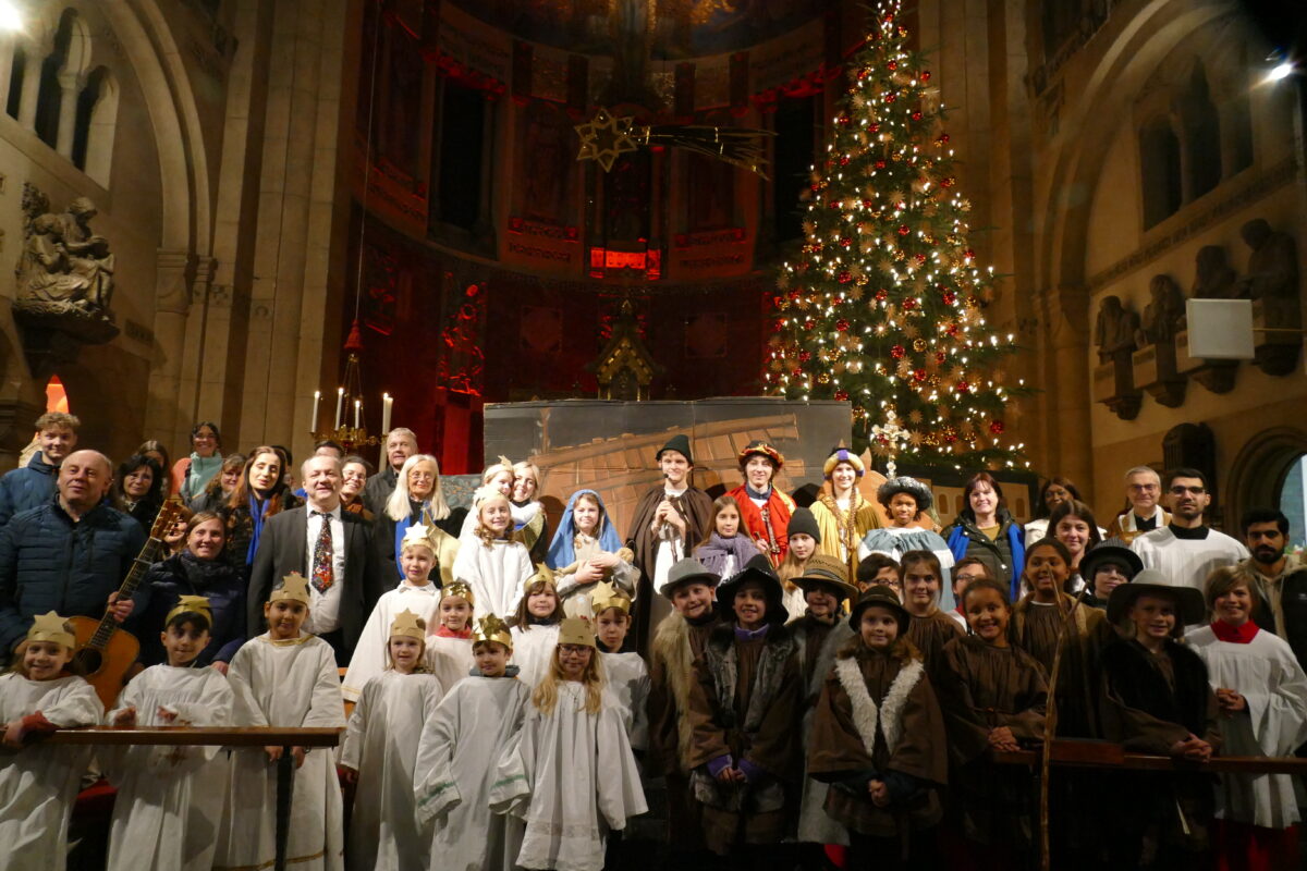 Krippenspiel in voller Josefskirche in Weiden