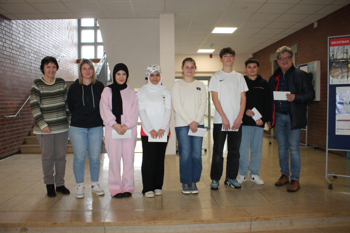 Mehr Sicherheit - sechs neue Schulweghelfer in Pressath