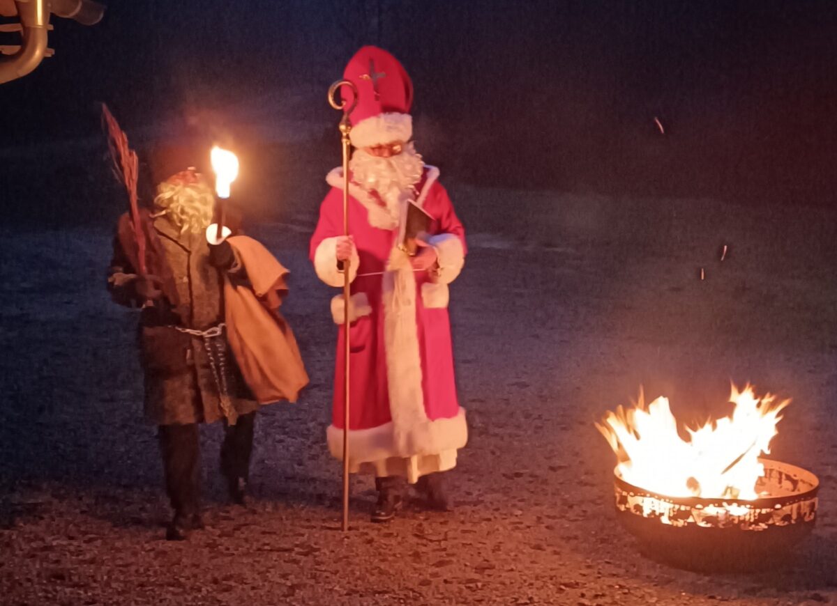 Ministranten feiern Waldweihnacht in Immenreuth mit Nikolaus