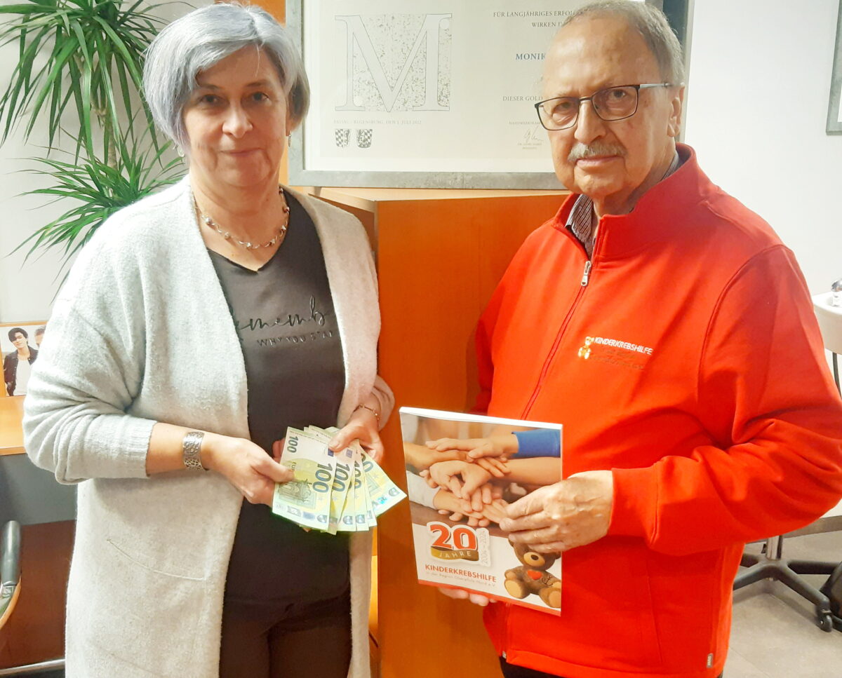 Monika Scharrer spendet 600 Euro für die Kinderkrebshilfe