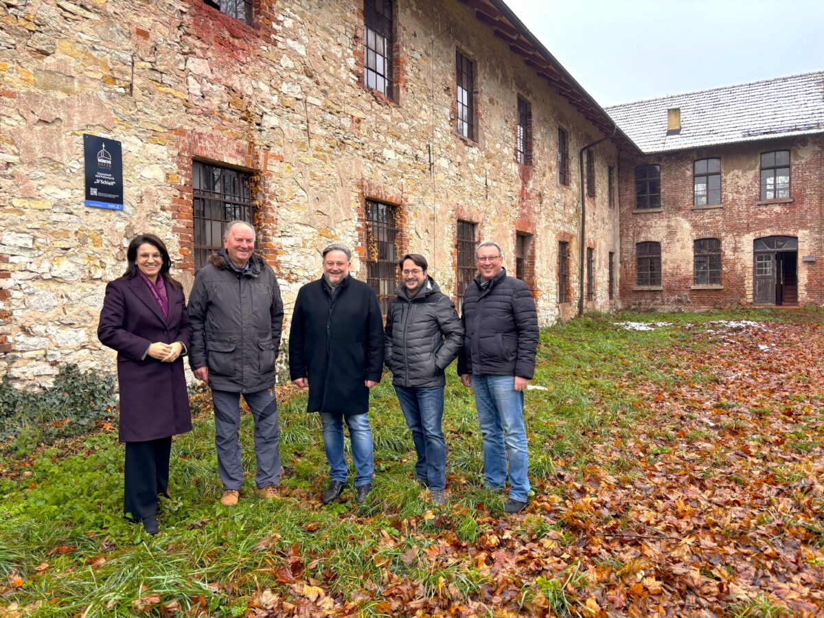 Neue Beschilderung an der Schleif in Teublitz mit QR-Code