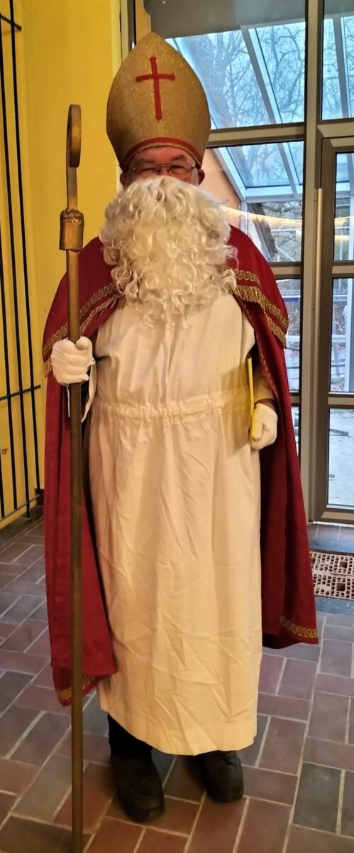 Nikolaus besucht Grundschule in Etzenricht