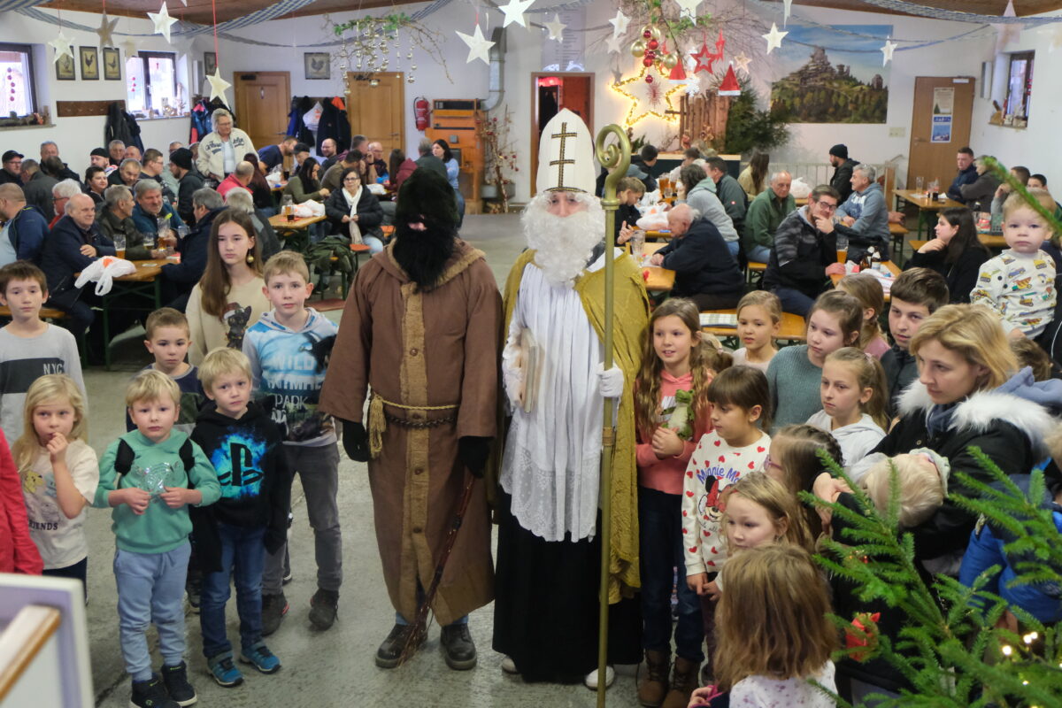 Nikolaus begeistert Kinder bei Kleintierzüchtern in Floß