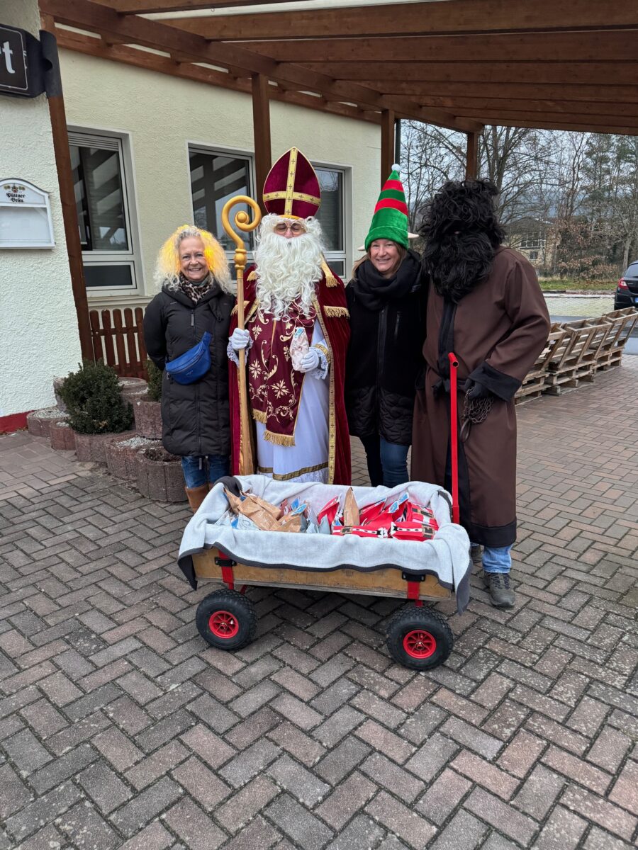 Nikolaus beschenkt Kinder in Dießfurt