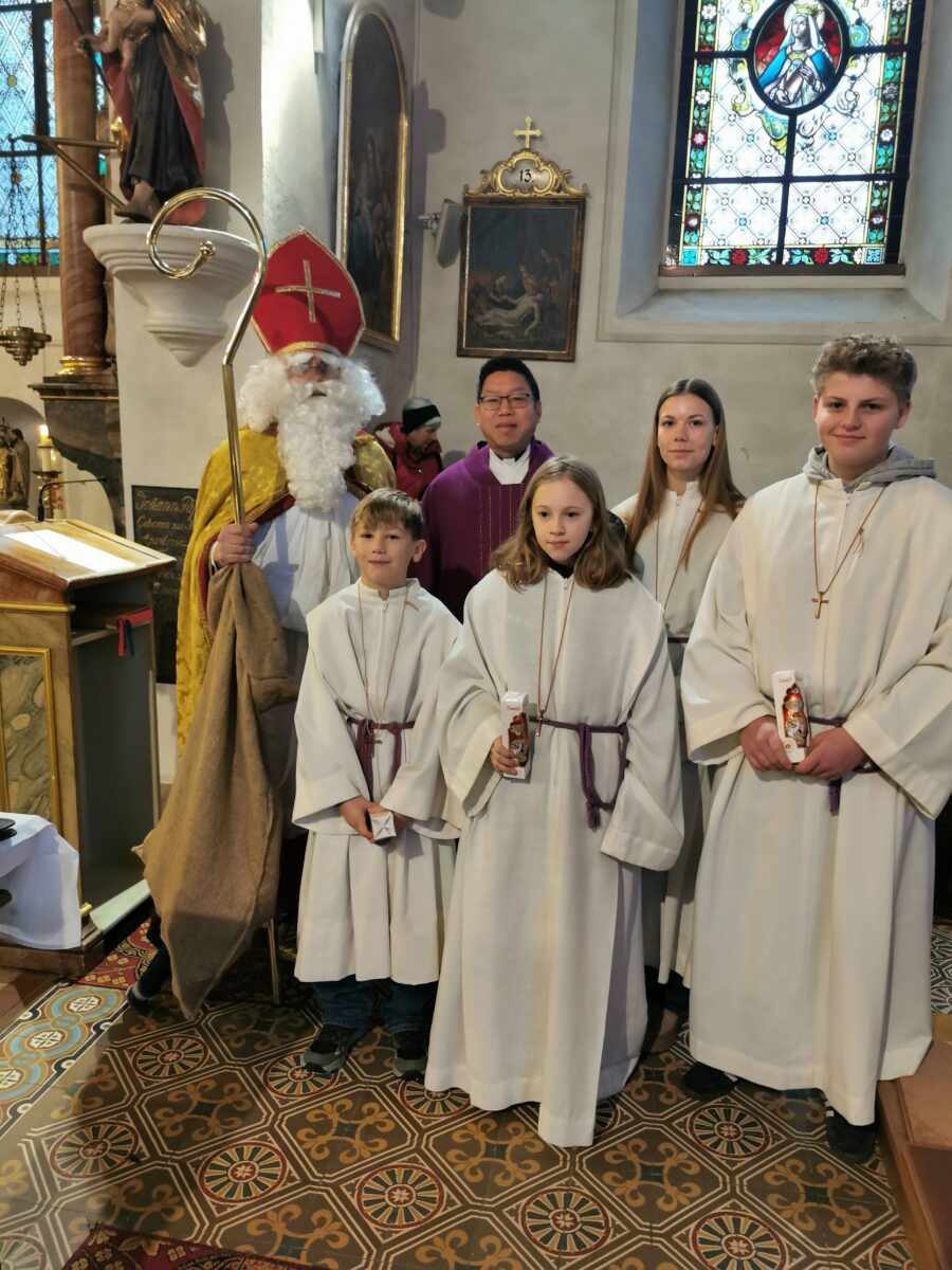 Nikolaus beschenkt Kinder in Thurndorf nach dem Gottesdienst