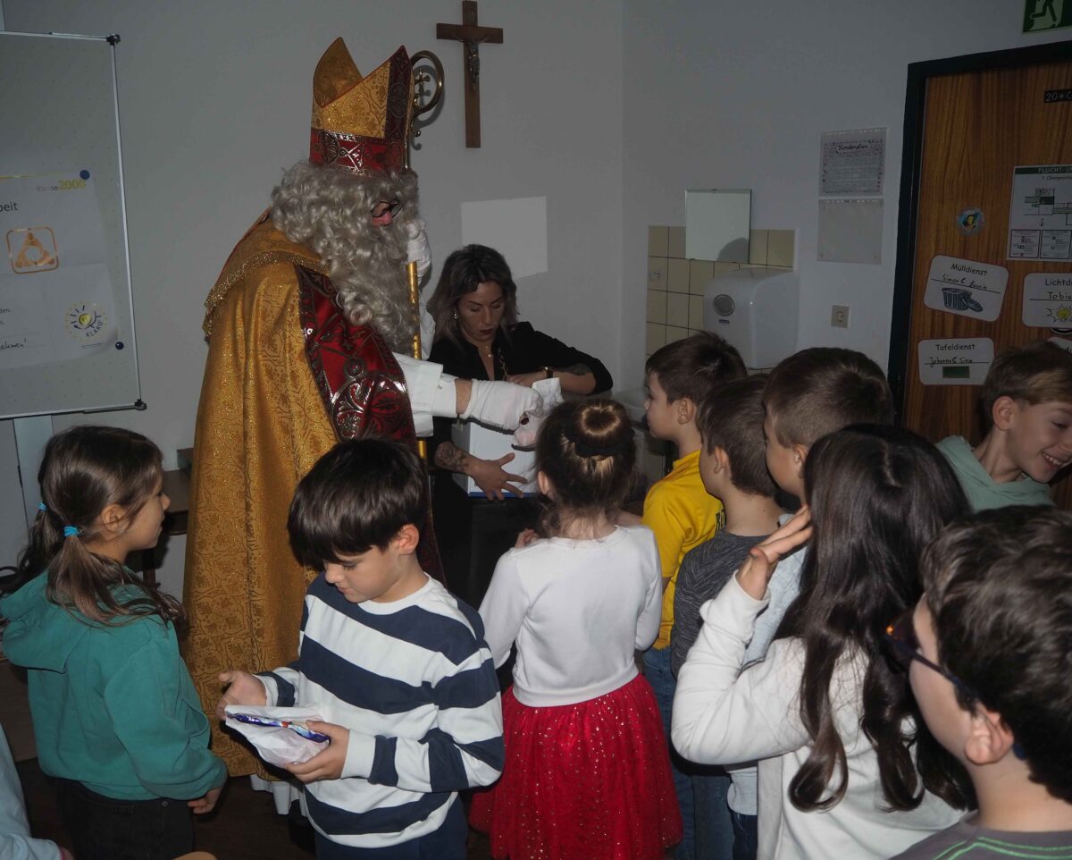 Nikolaus besucht Grundschule in Erbendorf