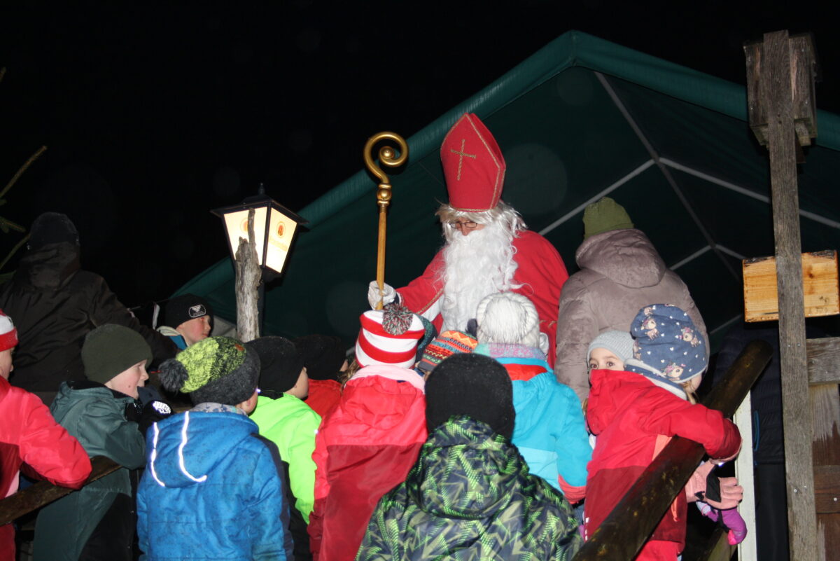 Nikolaus besucht Kinder-Waldweihnacht in Georgenberg