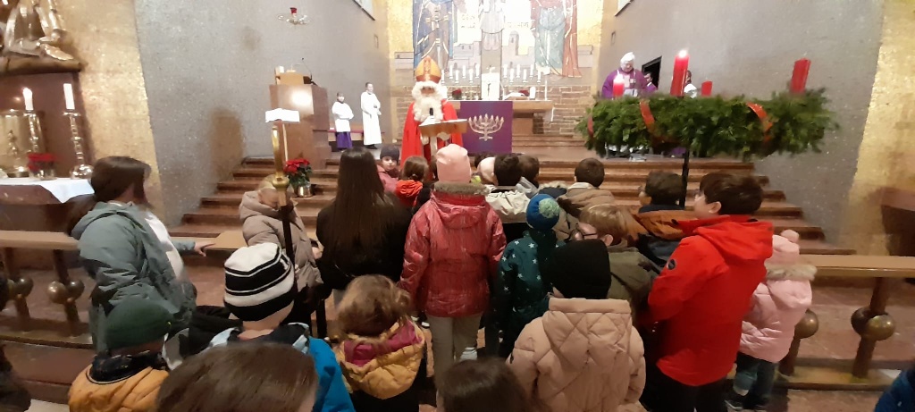 Sankt Nikolaus besucht Gottesdienstbesucher in der Herz Jesu Kirche