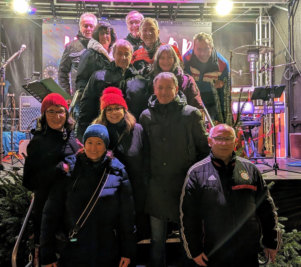 Gruppenfoto mit den treuen Fans.jpg