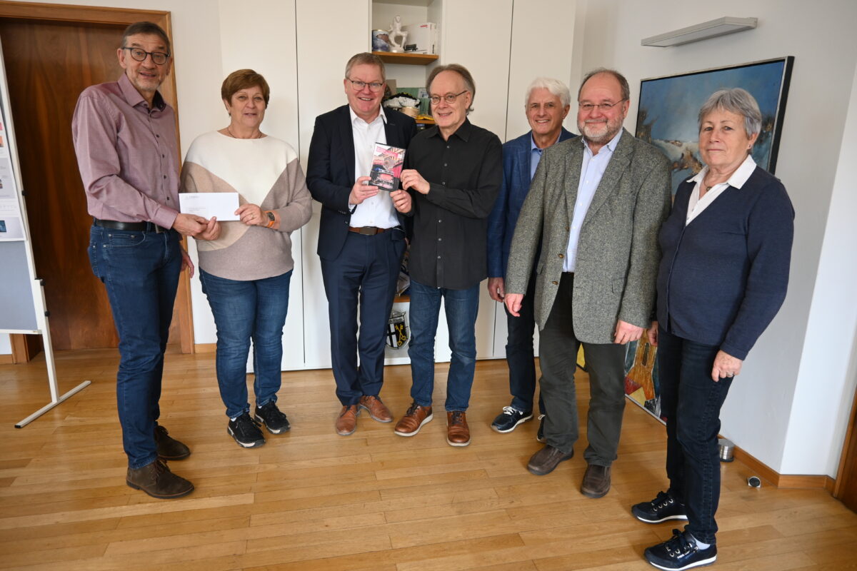 Spendenübergabe an die Amberger Chorgemeinschaft mit OB Michael Cerny. Foto und Copyright Simon Hauck Stadt Amberg.JPG