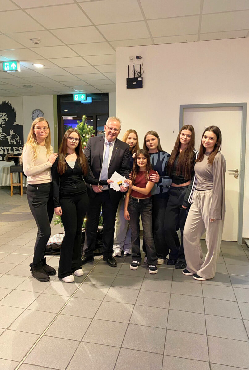 Oberbürgermeister Feller überrascht Dance-Divas in Schwandorf mit Zehnern