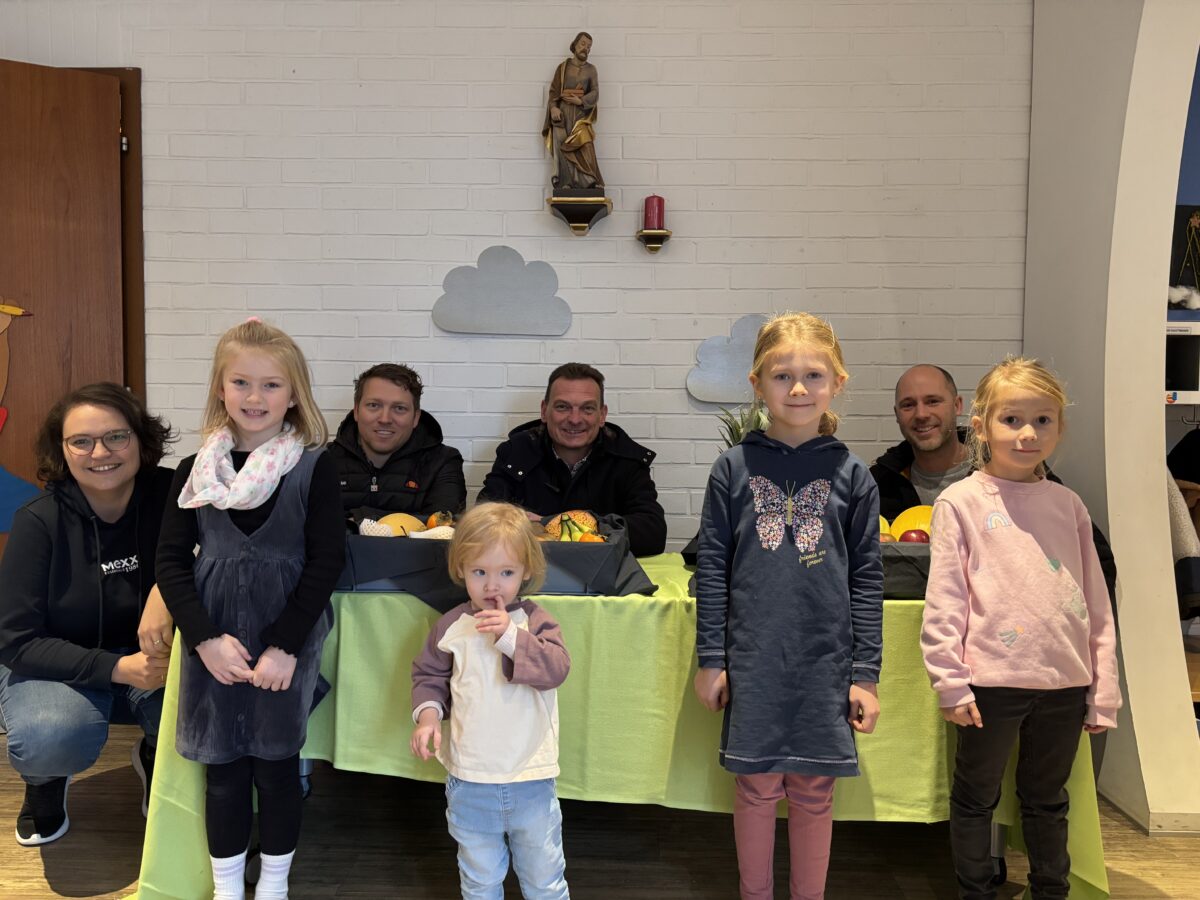 SPD bringt Obst für die Kinder