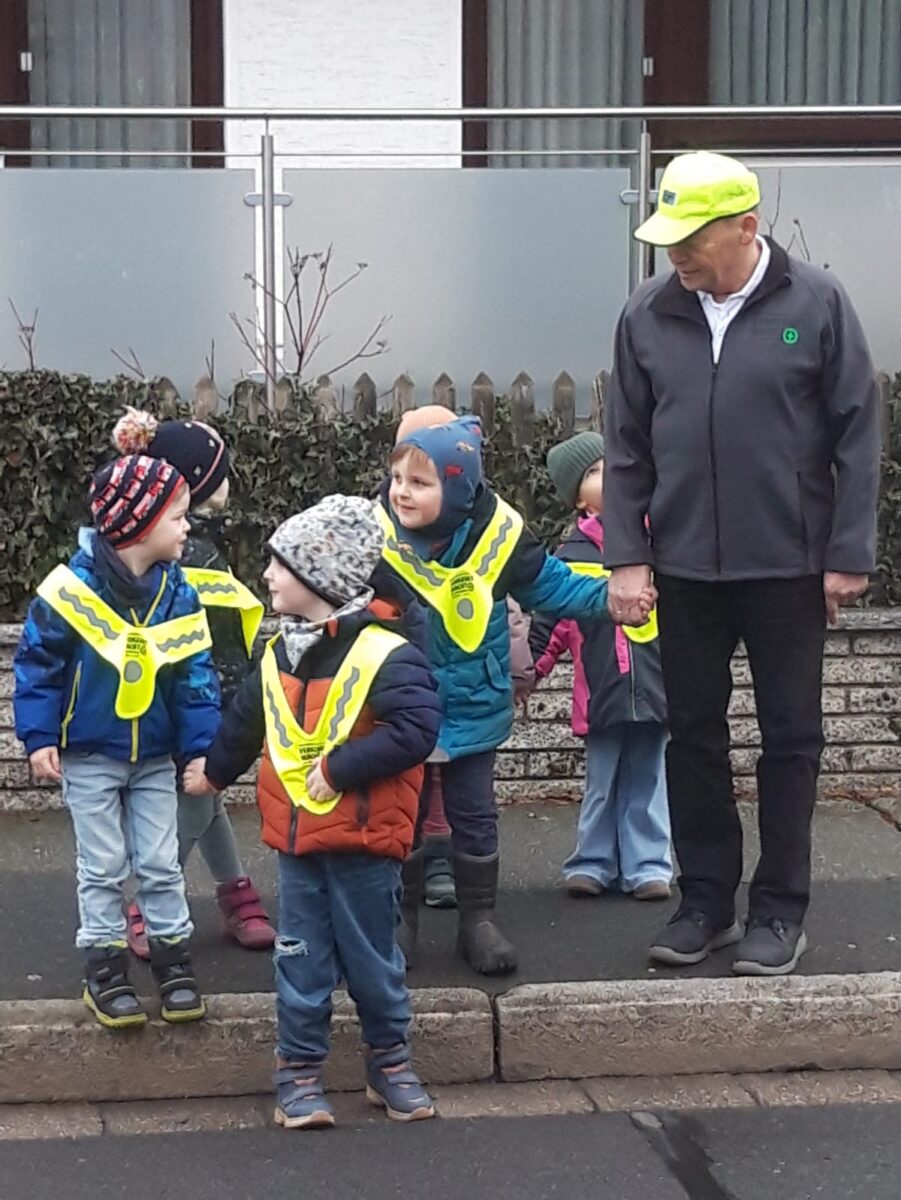 Ortsverkehrswacht stattet acht Kindergärten in Weiden mit Überwürfen aus
