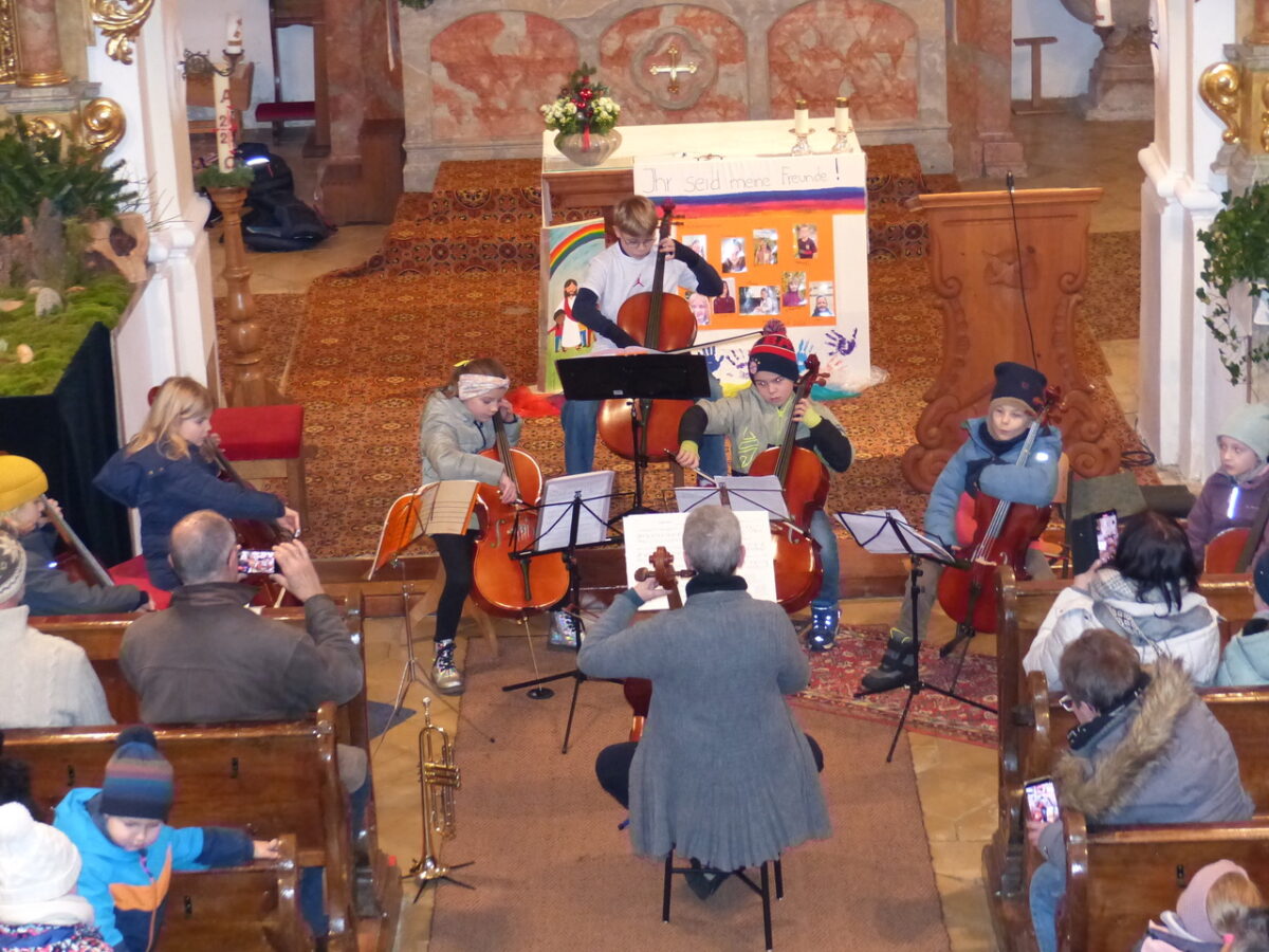 Dorfweihnacht begeistert in Michldorf mit Perchten-Premiere